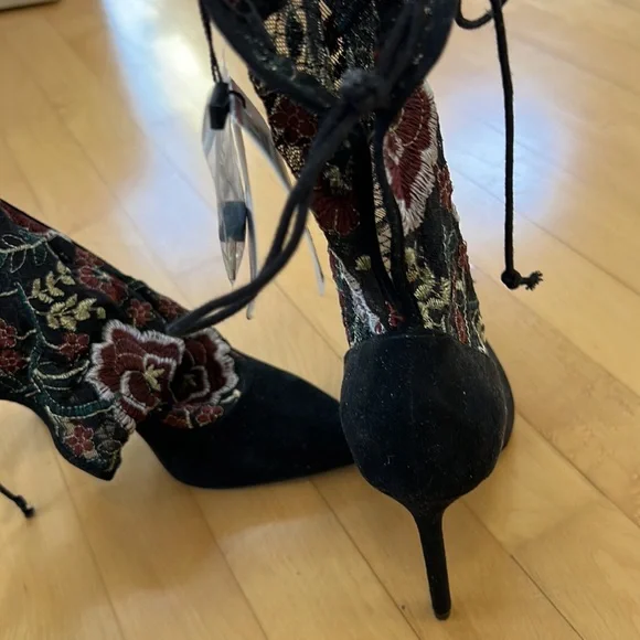 Zara heels with floral embroidery and tie-up, size 7.5 (38) - Picture 3 of 4